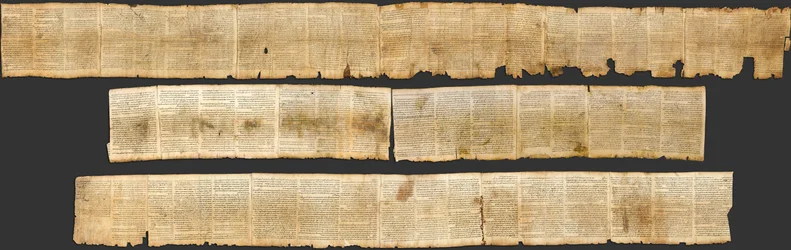Fényképes reprodukciója a Nagy Ézsaiás -tekercsnek, a legjobban megőrzött bibliai tekercseknek, amelyeket Qumranban találtak. Ez tartalmazza az egész Ézsaiás könyvet héberül, néhány apró sérült részen kívül. Ezt a kéziratot valószínűleg egy írnok írta